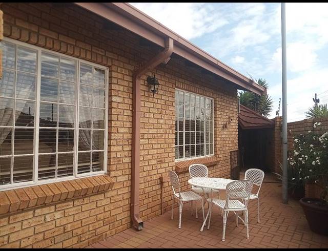 2 BEDROOM TOWNHOUSE FOR SALE IN EIKE PARK